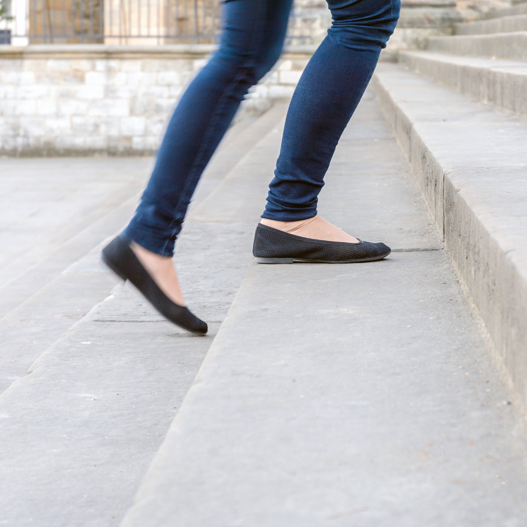 Wracają do łask, ale nie wszystkim się to podoba. W internecie burza: „buty emerytek”